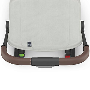 Ручка покрыта перфорированной кожей, по центру механизм сложения коляски