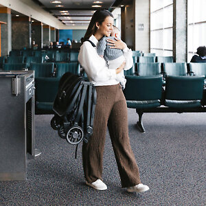 Коляску можно переносить на плече как сумку