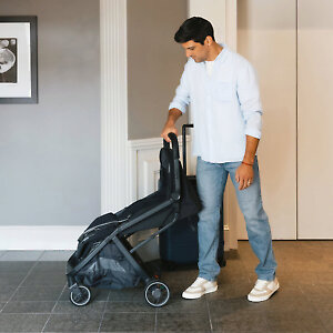 Коляска складывается одним движением руки