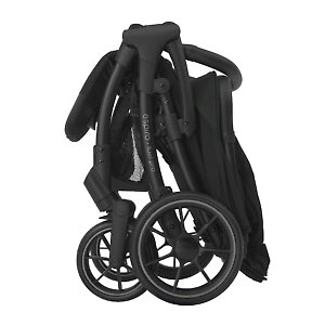 В сложенном виде коляска компактна и стоит вертикально