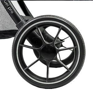 У коляски прочные полиуретановые колеса, задние увеличенного диаметра