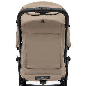 На спинке коляски есть вместительный кармашек для мелочей на молнии