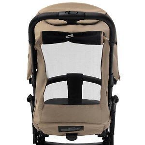 Если свернуть заднюю часть капюшона с кармашком, то под ней сетчатое вентиляционное окошко