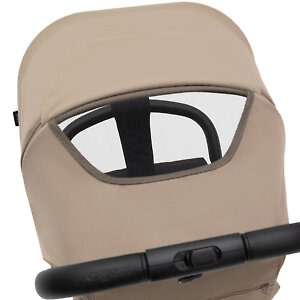 Для наблюдения за ребенком в капоре предусмотрено смотровое окошко