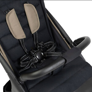 Для защиты ребенка у коляски есть пятиточечные ремни и бампер с паховой перемычкой