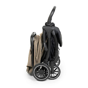 В сложенном виде коляска стоит самостоятельно в вертикальном положении