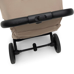 Ручка в экокоже, по центру кнопка системы сложения коляски, на заднем шасси крупная педаль тормоза