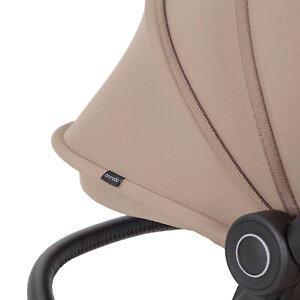 Капюшон имеет дополнительную секцию на молнии