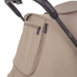 На задней части капора есть кармашек, а под ним сетчатое окно для вентиляции