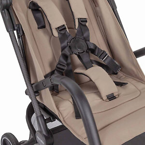 У сиденья поворотно-откидной бампер в чехле из экокожи