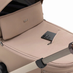 На чехле предусмотрен кармашек для смартфона