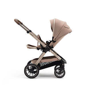 Прогулочный блок коляски реверсивный, его можно ставить лицом к родителю