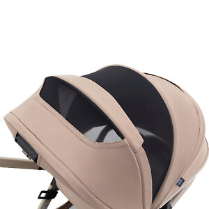 В капоре прогулочного блока есть смотровое и вентиляционные окошки