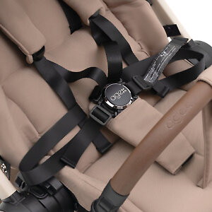 Для защиты малыша у сиденья есть 5-ти точечные ремни и бампер с перемычкой