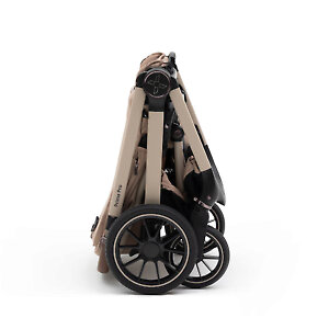 Коляска Prima Pro складывается автоматически, в том числе вместе с установленным сиденьем