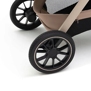 У коляски большие задние колеса с амортизацией