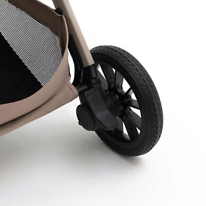 Большая педаль тормоза расположена у правого заднего колеса