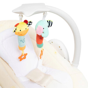 Для развития зрения и мелкой моторики младенца у шезлонга есть дуга с мягкими игрушками