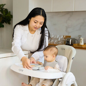 Большая съёмная столешница позволяет организовать правильное питание малыша