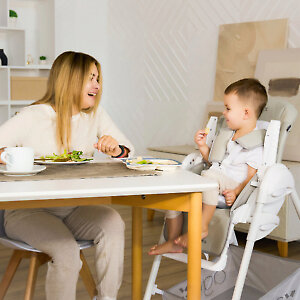 Сняв столешницу и пододвинув стульчик к взрослому столу, проводите прием пищи в кругу всей семьи
