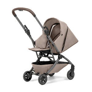 Сиденье раскладывается в ровное спальное место за счет регулировки спинки и подножки