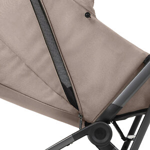 Наклон спинки регулируется молниями, по бокам есть вентиляционные секции