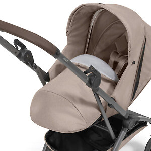 Теплая накидка на ножки фиксируется к сиденью молнией