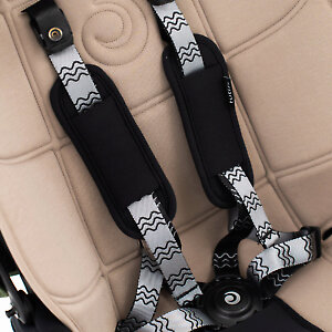 Для фиксации ребенка используйте 5-ти точечные ремни с плечевыми накладками