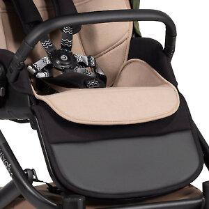 У сиденья поворотно-откидной бампер в чехле из экокожи, подножка снизу также покрыта экокожей