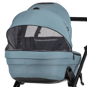 В капюшоне предусмотрена вентиляционная секция из сеточки