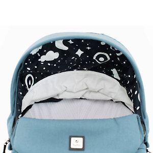 Изнутри капюшон стилизован под звездное небо по технологии Edusky