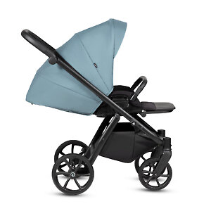 Откиньте спинку, поднимите подножку - кроватка на колёсах готова!