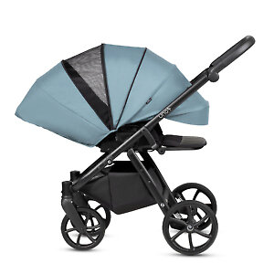 Капюшон-купол в раскрытом виде закрывает ребёнка полностью с ногами