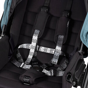 Для безопасности ребёнка предусмотрены 5-ти точечные ремни с мягкими накладками