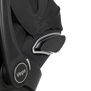 Предусмотрена боковая защита в виде пластиковой накладки в сторону двери автомобиля