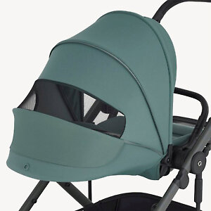 Большой капюшон с дополнительной секцией на молнии в которой есть сетчатое смотровое окошко