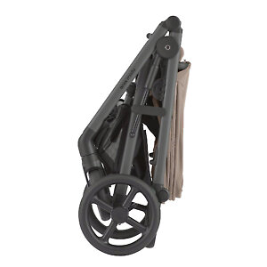 Коляска складывается книжкой вместе с прогулочным блоком, стоит вертикально в сложенном виде