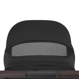 В капюшоне есть сетчатое смотровое окошко прикрытое тканью