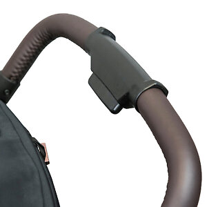 Чтобы сложить коляску нажмите кнопку по центру ручки