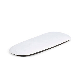 Для комфорта младенца в люльке есть эргономичный плотный матрасик