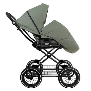 Коляска комплектуется тёплой накидкой на ножки и пледом