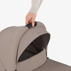 Люлька оснащена удобной ручкой для переноски