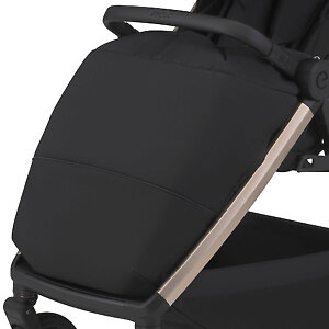 Для прохладного времени года предусмотрена накидка на ножки