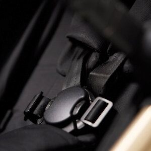 Внутренние ремни с магнитным замком для быстрой фиксации ребенка