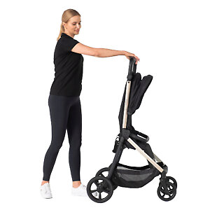 Коляска легко складывается одной рукой