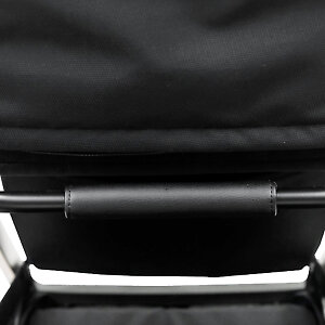 Переносить коляску также можно за специальную ручку на раме