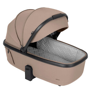 В капоре большая вентиляционная секция, внутри мягкая ткань и ортопедический матрасик