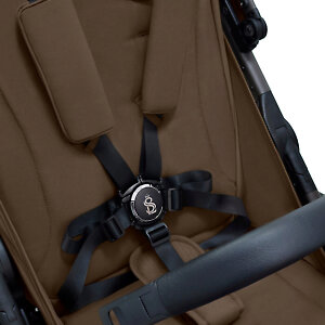 Для защиты ребенка - пятиточечные ремни, бампер и перемычка между ног