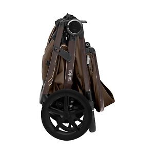 Коляска компактно складывается пополам 