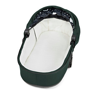 Внутри мягкий и эргономичный матрасик для новорожденного